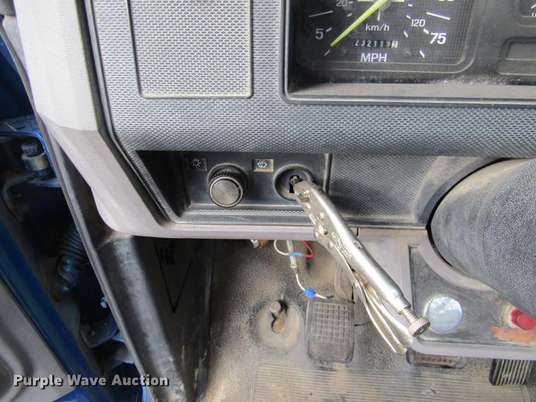 image for item DE5888 1995 Ford F700 flat dump bed truck