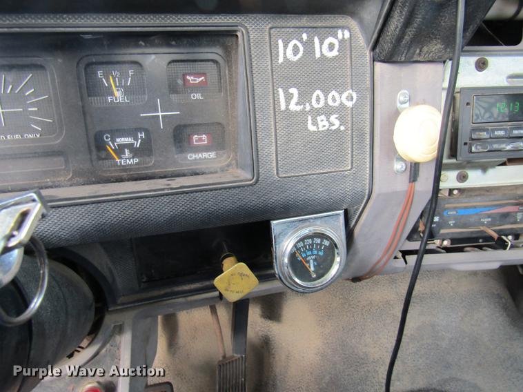 image for item DE5888 1995 Ford F700 flat dump bed truck