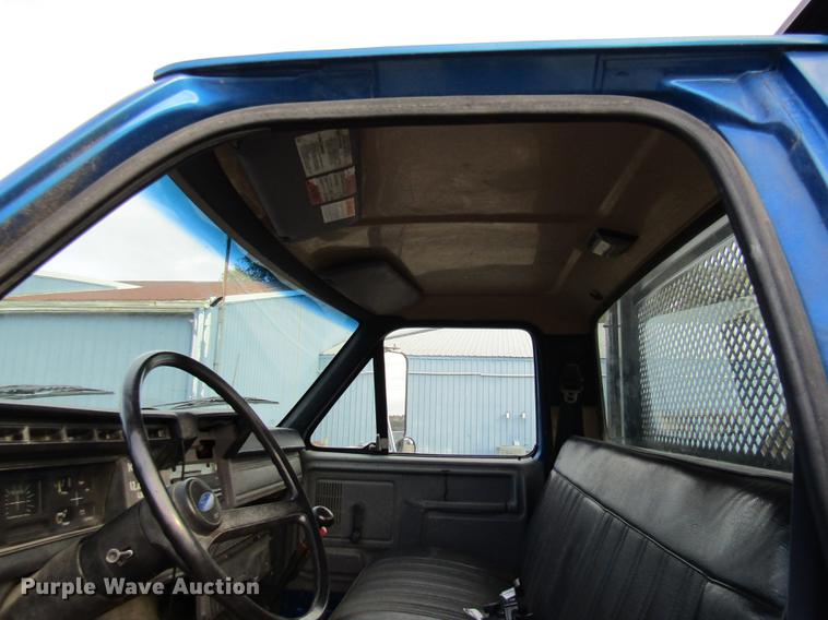 image for item DE5888 1995 Ford F700 flat dump bed truck