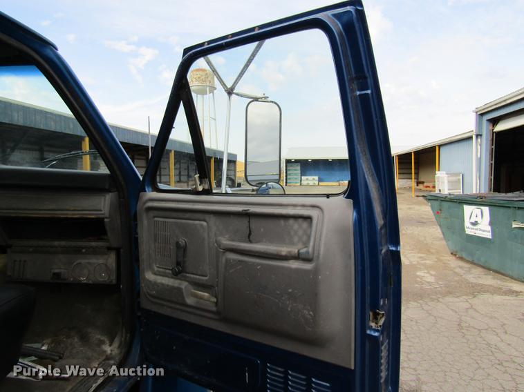 image for item DE5888 1995 Ford F700 flat dump bed truck