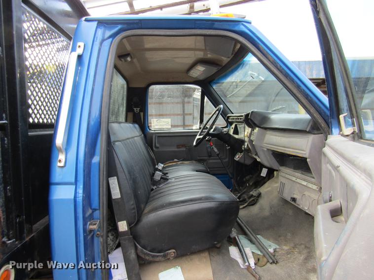 image for item DE5888 1995 Ford F700 flat dump bed truck