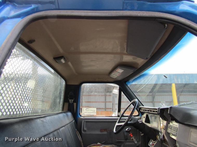 image for item DE5888 1995 Ford F700 flat dump bed truck