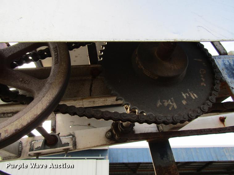 image for item DE5888 1995 Ford F700 flat dump bed truck