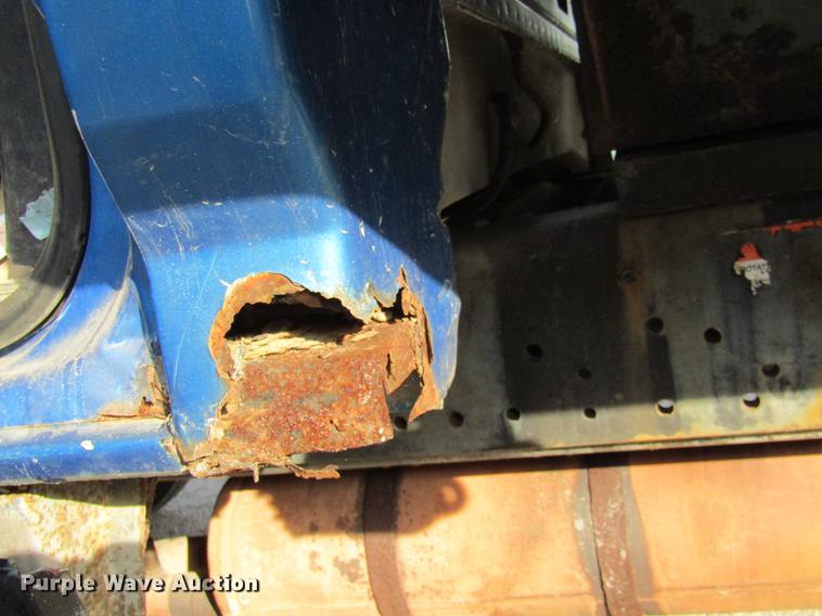 image for item DE5888 1995 Ford F700 flat dump bed truck