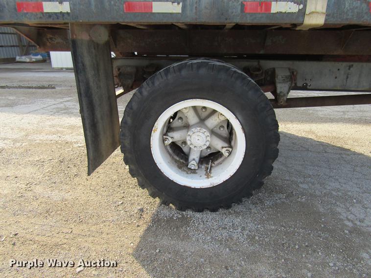 image for item DE5888 1995 Ford F700 flat dump bed truck