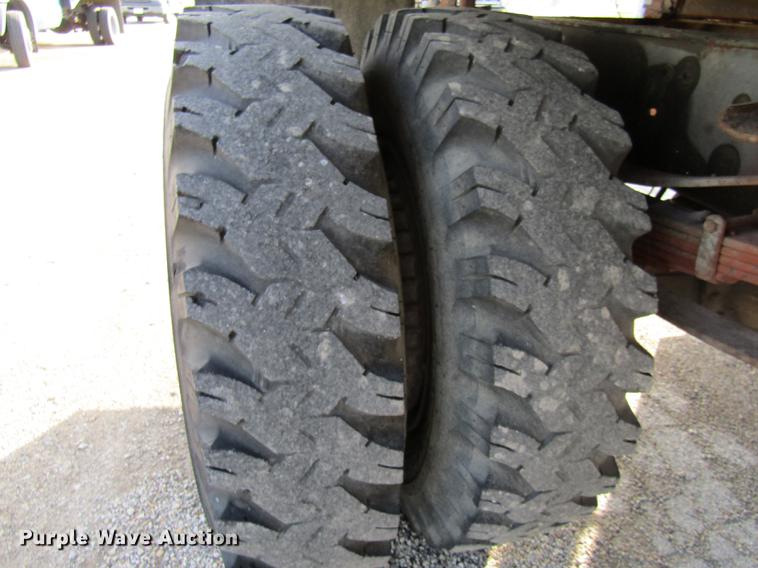 image for item DE5888 1995 Ford F700 flat dump bed truck