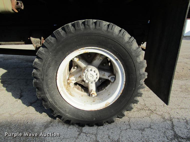 image for item DE5888 1995 Ford F700 flat dump bed truck