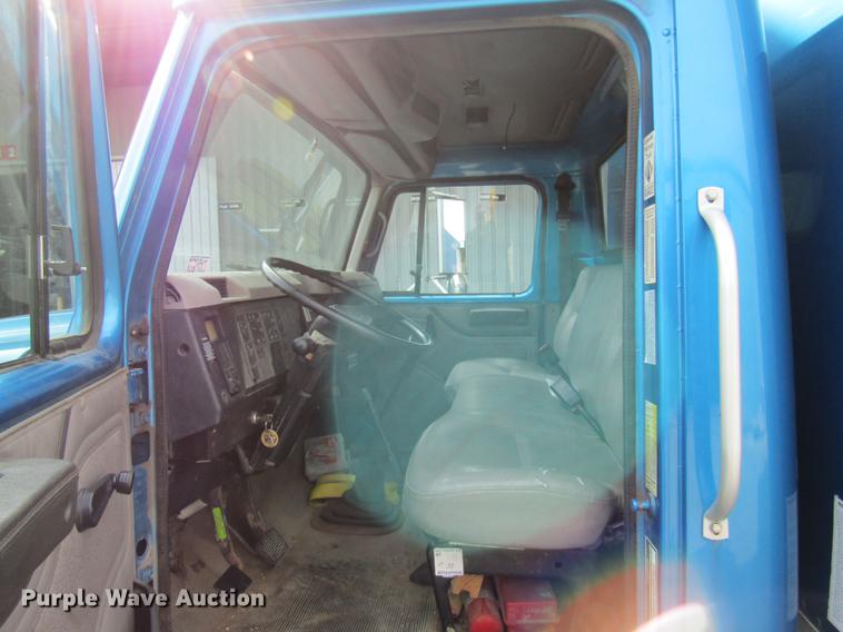 image for item DE5889 2000 International 4700 box truck