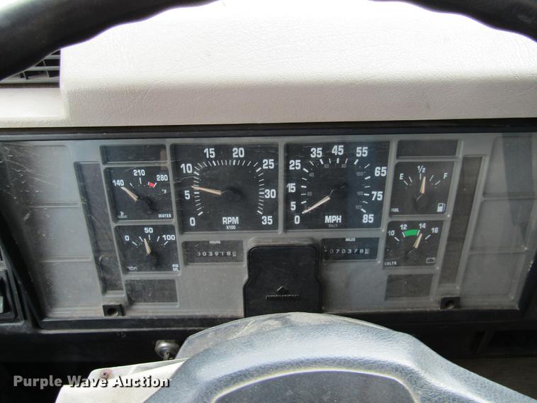 image for item DE5889 2000 International 4700 box truck