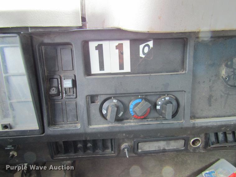 image for item DE5889 2000 International 4700 box truck