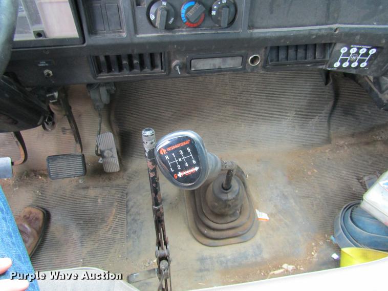 image for item DE5889 2000 International 4700 box truck