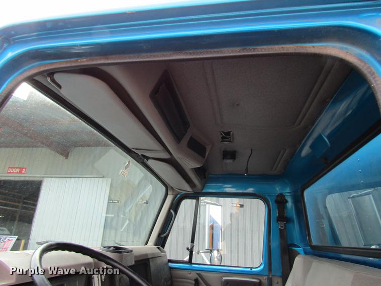 image for item DE5889 2000 International 4700 box truck