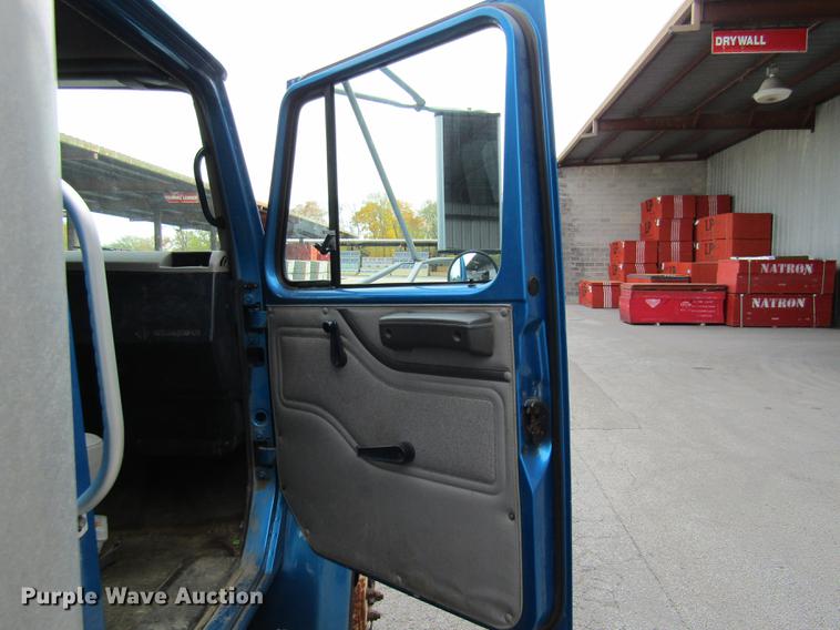 image for item DE5889 2000 International 4700 box truck