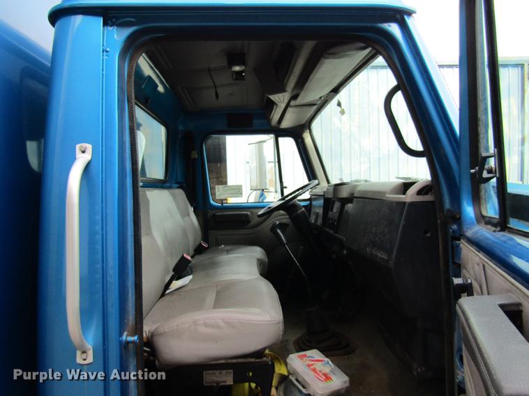 image for item DE5889 2000 International 4700 box truck