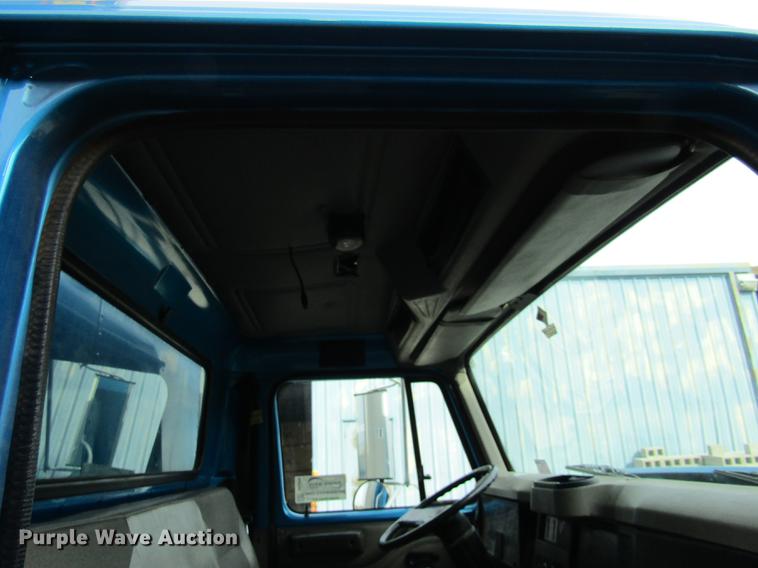 image for item DE5889 2000 International 4700 box truck