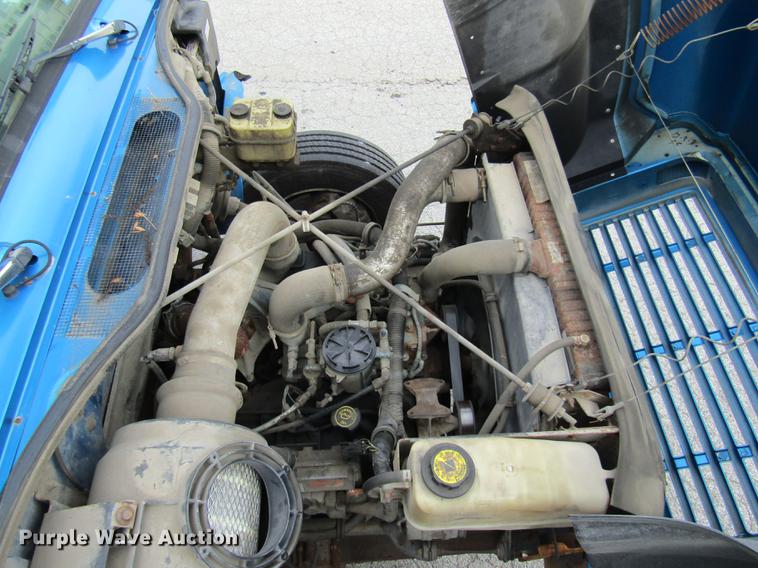 image for item DE5889 2000 International 4700 box truck