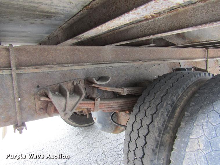 image for item DE5889 2000 International 4700 box truck