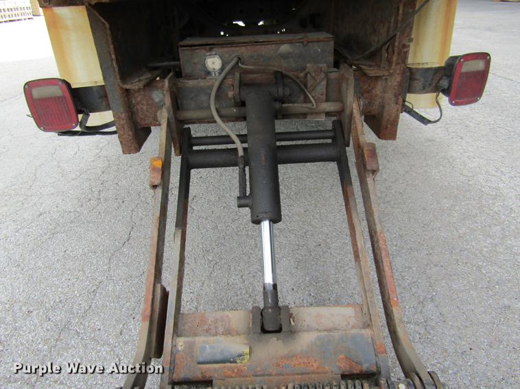 image for item DE5889 2000 International 4700 box truck