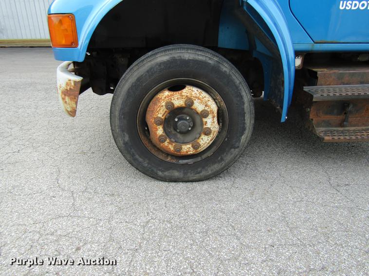 image for item DE5889 2000 International 4700 box truck