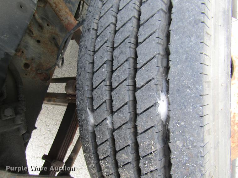 image for item DE5889 2000 International 4700 box truck