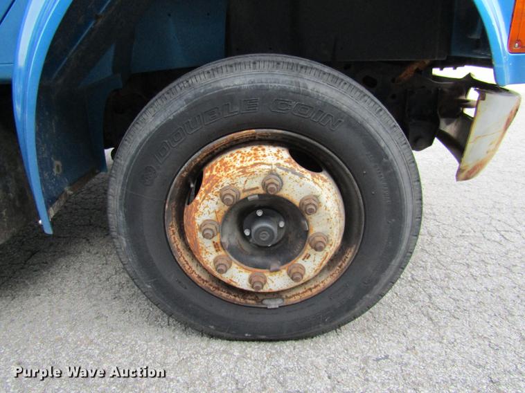 image for item DE5889 2000 International 4700 box truck