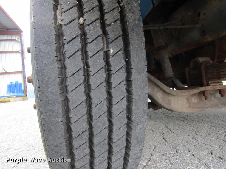 image for item DE5889 2000 International 4700 box truck