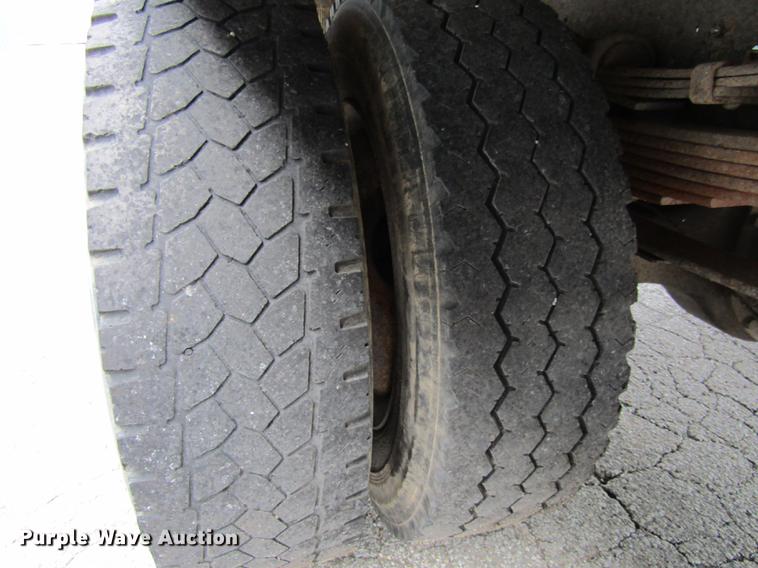 image for item DE5889 2000 International 4700 box truck