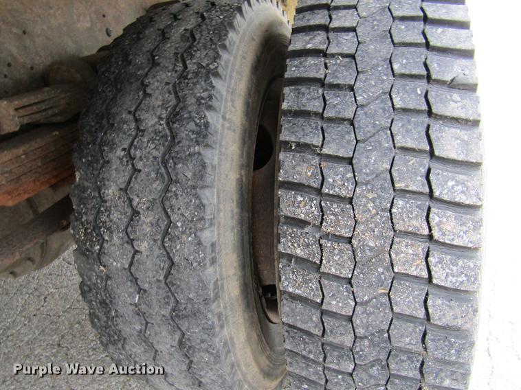 image for item DE5889 2000 International 4700 box truck