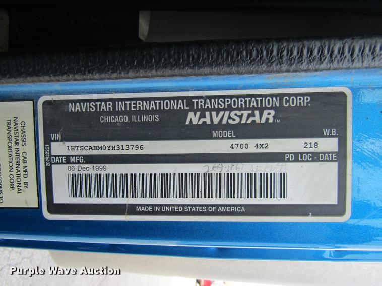 image for item DE5889 2000 International 4700 box truck