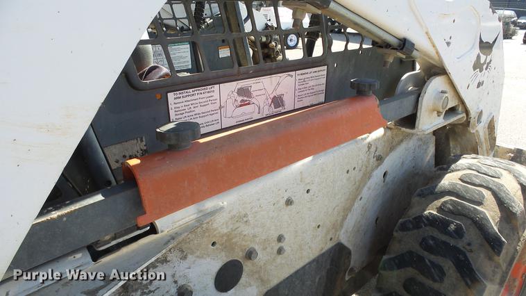 image for item DE7299 2009 Bobcat S205 skid steer