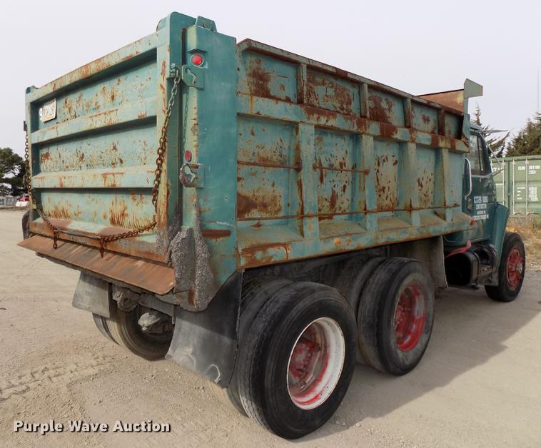 image for item DE7533 1989 International 1954 dump truck