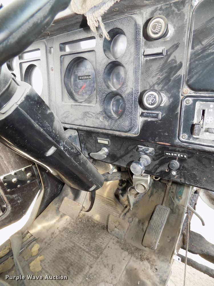 image for item DE7533 1989 International 1954 dump truck