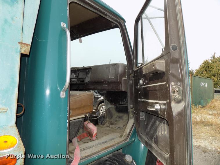 image for item DE7533 1989 International 1954 dump truck