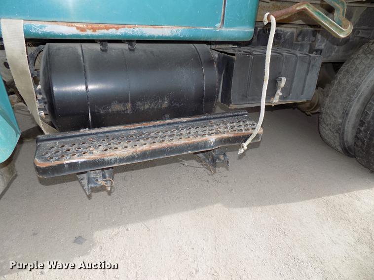 image for item DE7533 1989 International 1954 dump truck