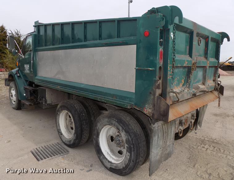 image for item DE7535 2003 Sterling LT7500 dump truck
