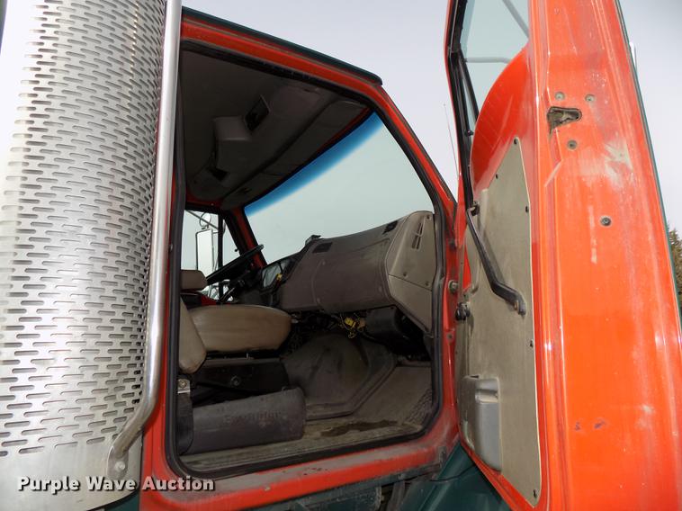 image for item DE7535 2003 Sterling LT7500 dump truck