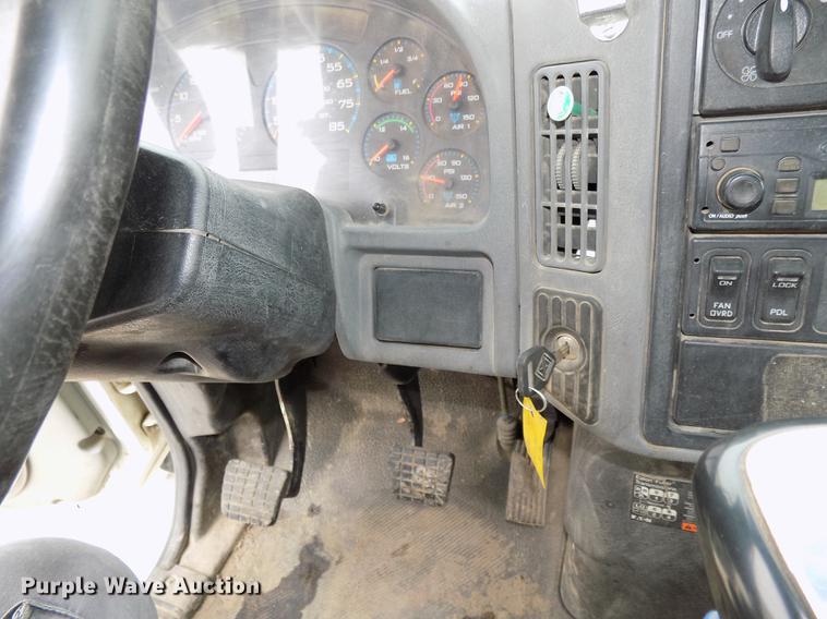 image for item DE7537 2006 International 7400 dump truck