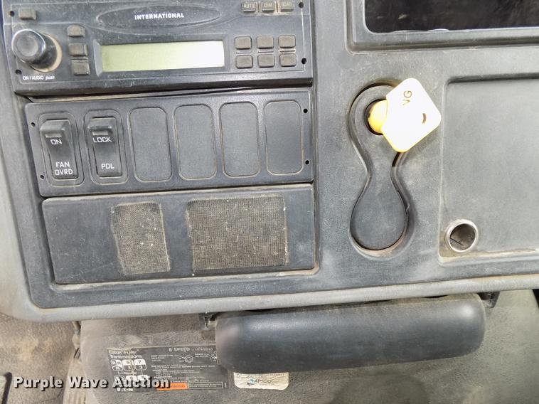 image for item DE7537 2006 International 7400 dump truck