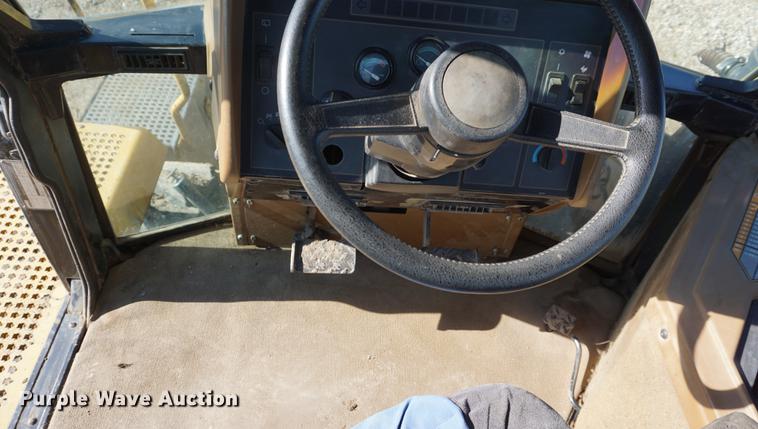 image for item DF1538 1992 Caterpillar Challenger 65C tractor