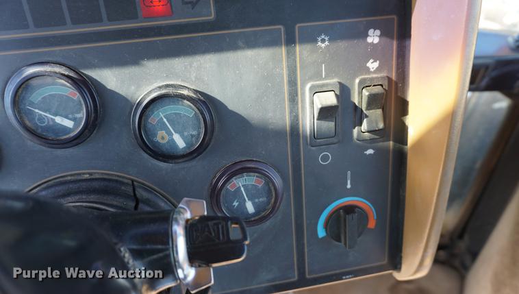 image for item DF1538 1992 Caterpillar Challenger 65C tractor