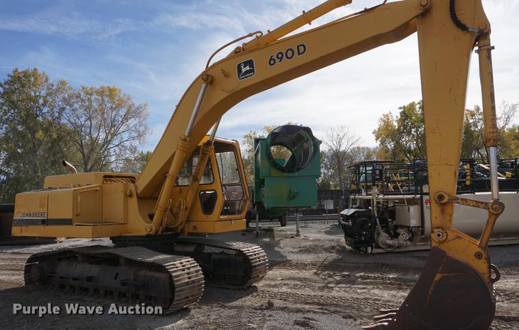 image for item DF1540 John Deere 690D excavator