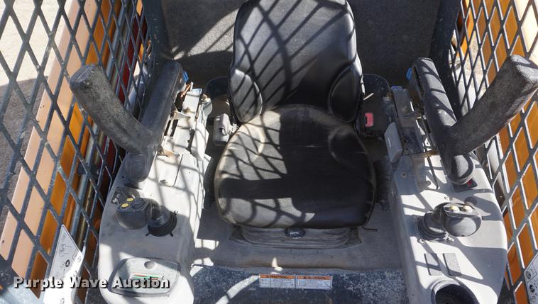 image for item DF1551 2012 Mustang 2100RT skid steer