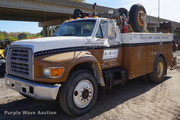 image for item DF1552 1998 Ford F700 service truck with crane