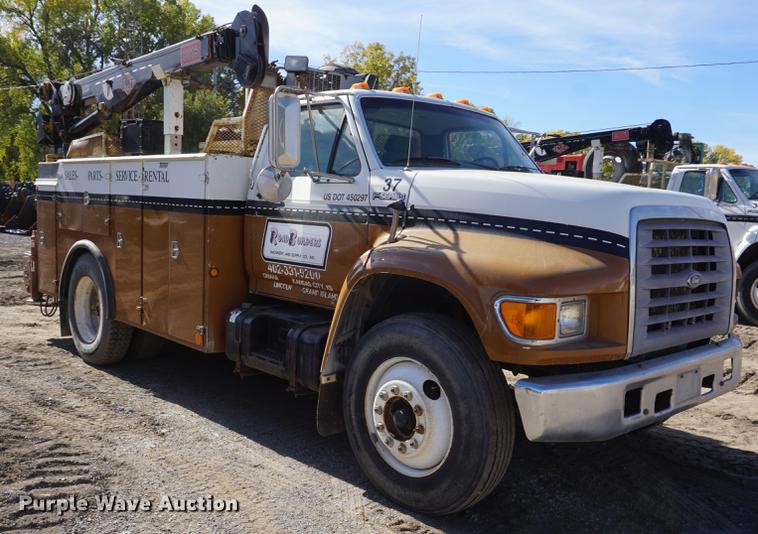 image for item DF1552 1998 Ford F700 service truck with crane