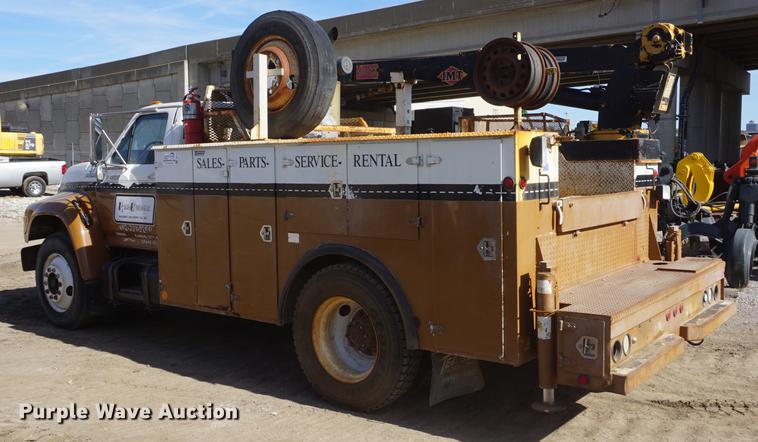 image for item DF1552 1998 Ford F700 service truck with crane
