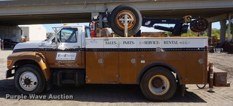 image for item DF1552 1998 Ford F700 service truck with crane