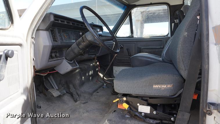 image for item DF1552 1998 Ford F700 service truck with crane