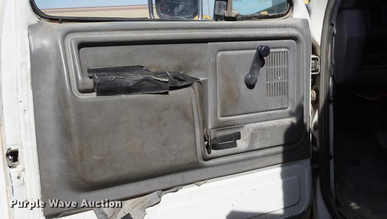 image for item DF1552 1998 Ford F700 service truck with crane