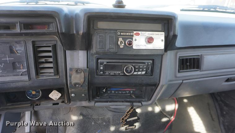 image for item DF1552 1998 Ford F700 service truck with crane