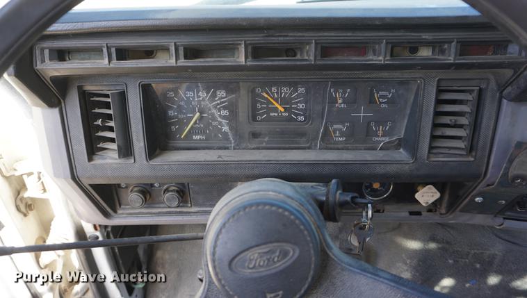 image for item DF1552 1998 Ford F700 service truck with crane